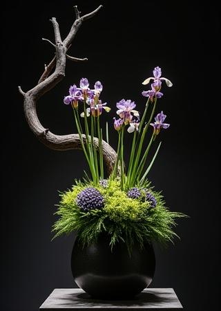 アドバンスコースの生徒による、ダイナミックな構成の大型生け花。